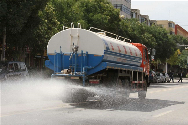 連續陰雨天氣，空氣濕潤路面潮濕，但為什么灑水車仍舊還要上路作業