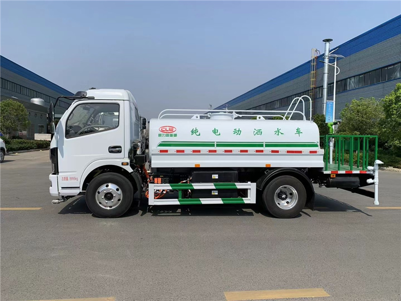 程力純電動(dòng)灑水車助力城市環(huán)衛(wèi)，隨著藍(lán)天保衛(wèi)戰(zhàn)的推進(jìn)，環(huán)保治理的深入，城市對于優(yōu)質(zhì)灑水車的需求不斷擴(kuò)大