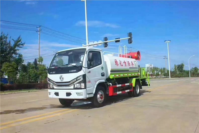 國六5噸霧炮車工地噴霧降塵，廣告牌清洗和公路綠化帶的澆灌、噴藥滅蟲作業(yè)一車多用