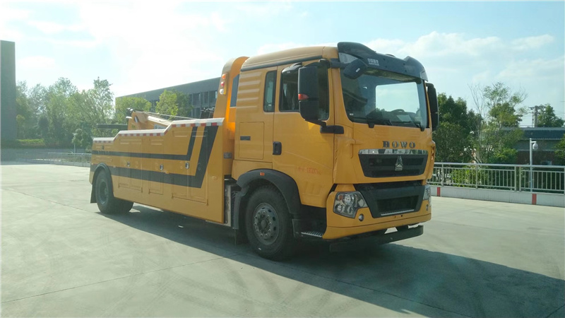程力清障車現(xiàn)車：國六豪沃單橋拖吊連體清障車已通過國家強制性認(rèn)證證書，排放標(biāo)準(zhǔn)達到國家環(huán)保要求