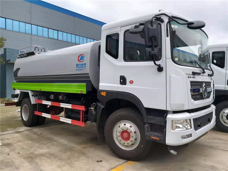 東風多利卡噴灑車廣泛應用于公路、運動場地的保濕、降溫