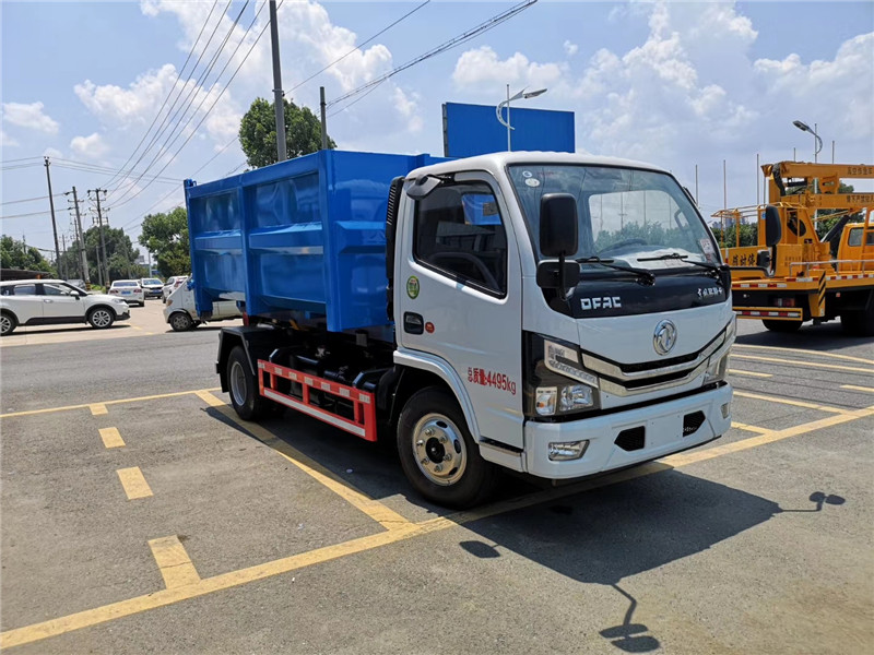 東風(fēng)天錦12噸壓縮垃圾車車尾部帶雙液壓支腿，車身穩(wěn)定