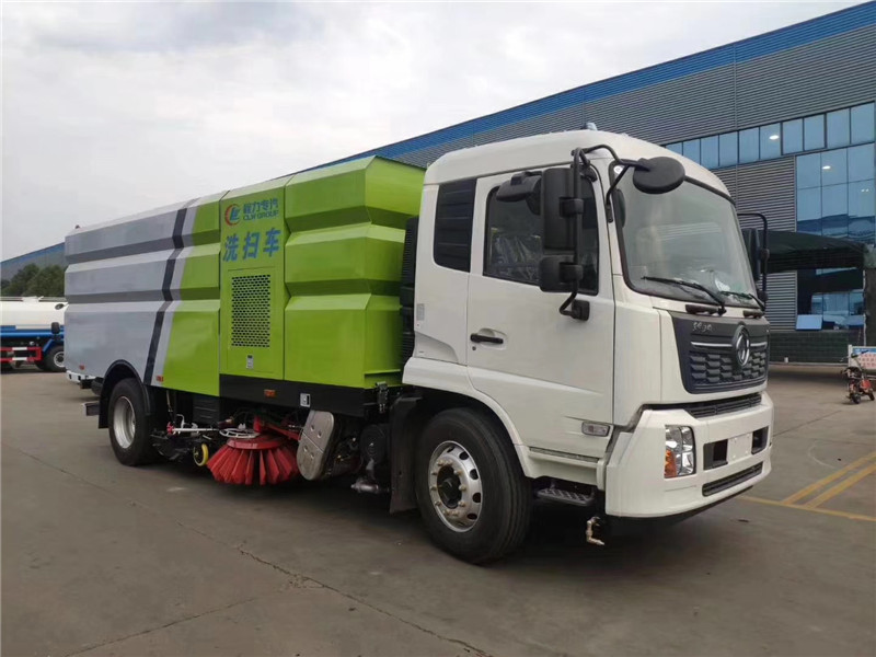 東風(fēng)多利卡國六掃路車轉(zhuǎn)場作業(yè)通過性好，采用吸掃混合的方式收集垃圾