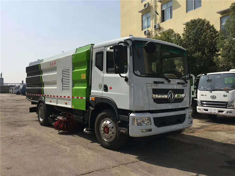 東風(fēng)福瑞卡5方掃路車是戶外環(huán)境下使用的新型清掃設(shè)備
