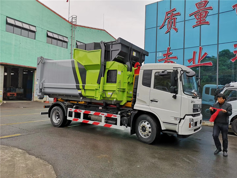 東風(fēng)多利卡D9壓縮式垃圾車側(cè)防護采用冷彎型鋼/Q235-B螺栓連接