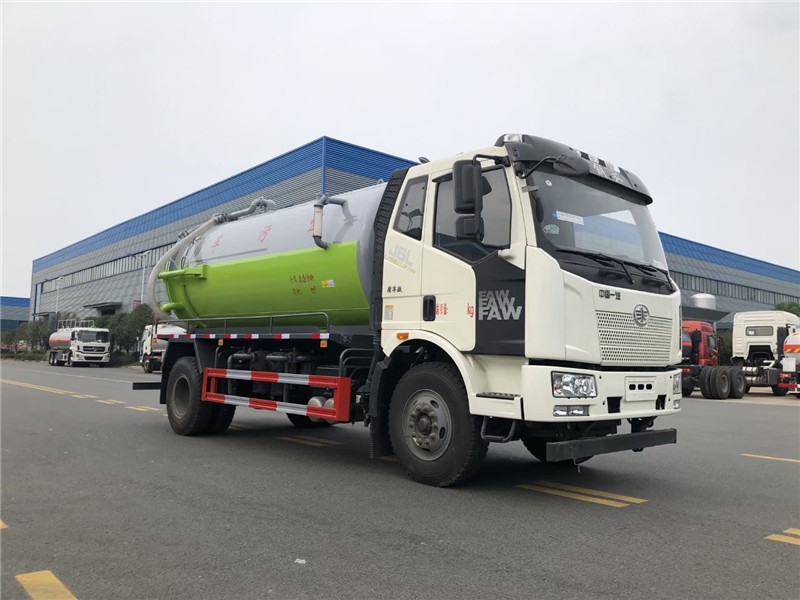 東風(fēng)多利卡清洗吸污車，罐體的自卸功能可使排污更快、更干凈