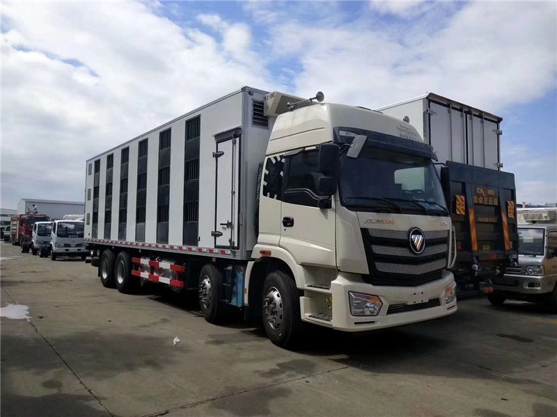 東風天錦散裝飼料車車小巧靈活，轉彎半徑小，卸料速度快