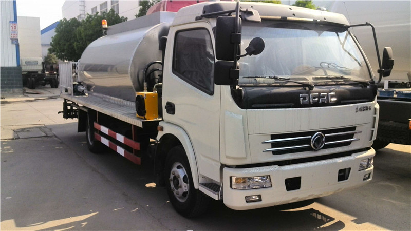 東風(fēng)天錦路面清洗車養(yǎng)護車可實現(xiàn)雙重水流強化清洗，噴射流水穩(wěn)定