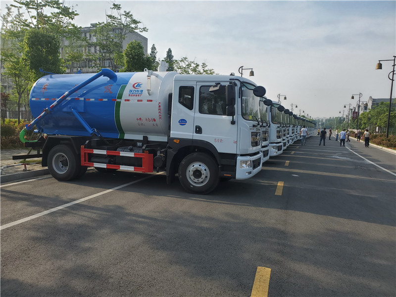 東風(fēng)途逸國六吸糞車主要為城鄉(xiāng)環(huán)衛(wèi)部門抽吸和運送糞便及其它污水