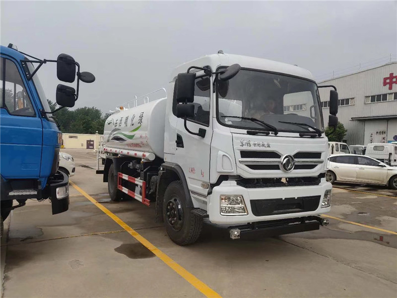 東風(fēng)天錦多功能抑塵車可360度搖控旋轉(zhuǎn)，達到全方位大面積精準(zhǔn)噴霧