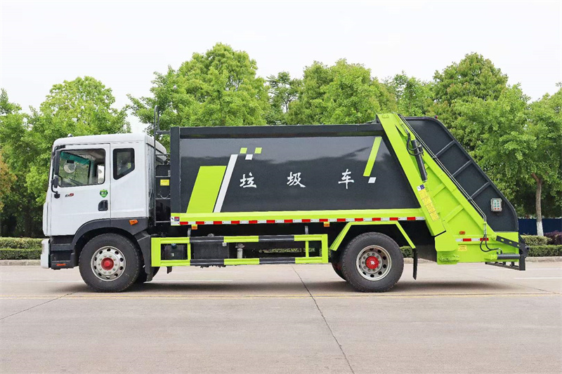 天錦壓縮垃圾車(chē)壓縮容量大、密封性好、裝料方便、自動(dòng)化程度高