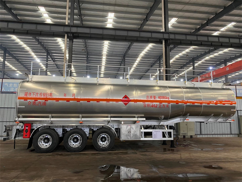 不銹鋼半掛油罐車細(xì)節(jié)配置展示圖，強(qiáng)硬的質(zhì)量體系保持茂名油罐車市場占有率