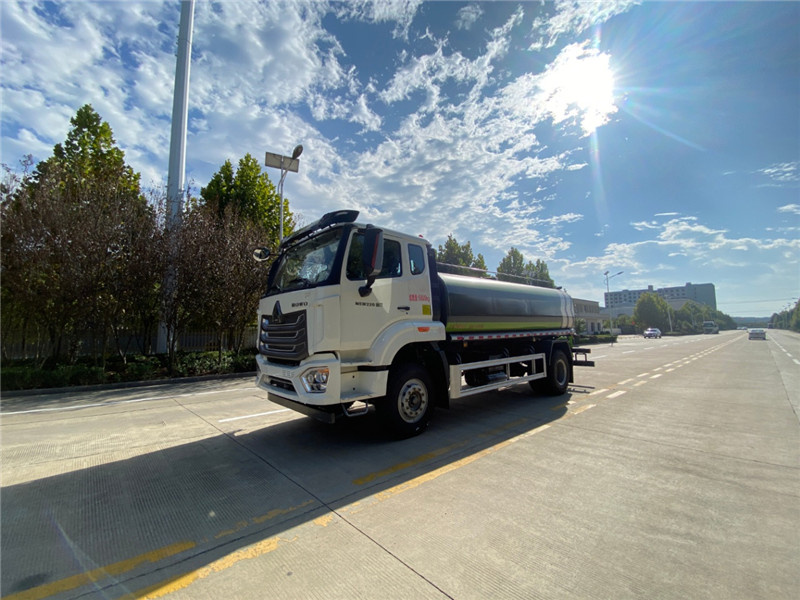 重汽豪沃綠化噴灑車六大優勢