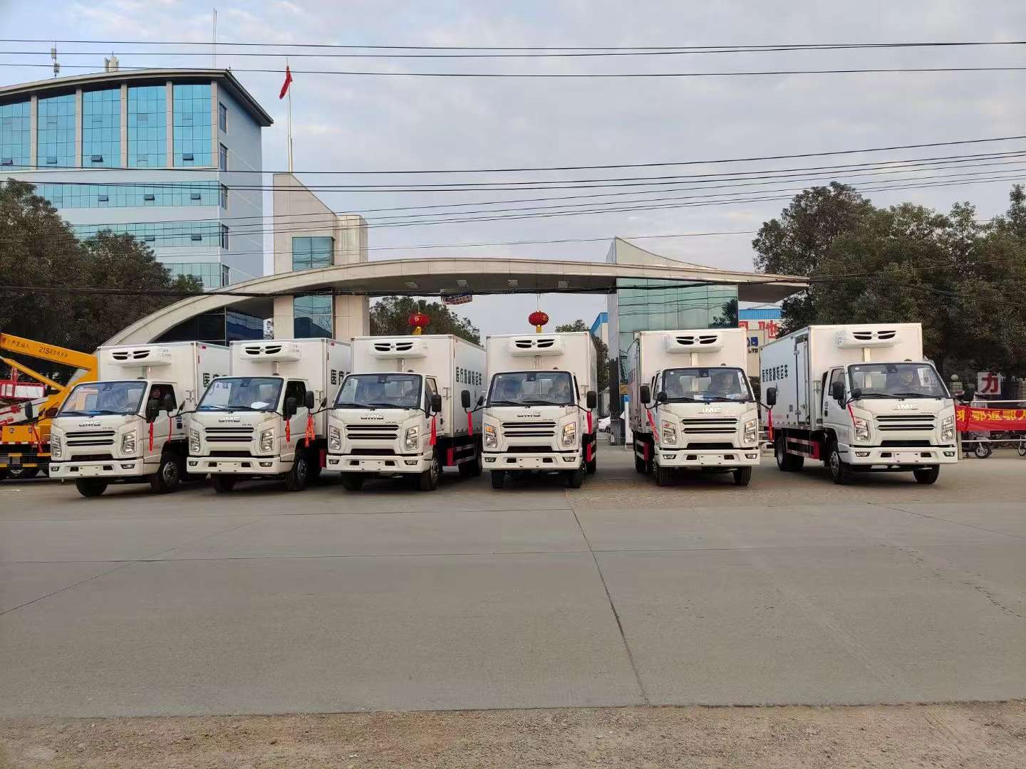 疫情肆虐全國(guó)，救護(hù)車，核酸檢測(cè)車，醫(yī)療廢物轉(zhuǎn)運(yùn)車廠家加班加點(diǎn)